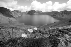 “Heavenly Lake” in the caldera of Mt. Paektu as seen from the summit on the west side. The border between China and North Korea lies at the center of the opposite shore, with North Korea off to the right (Photo: Nagase Toshiro)
