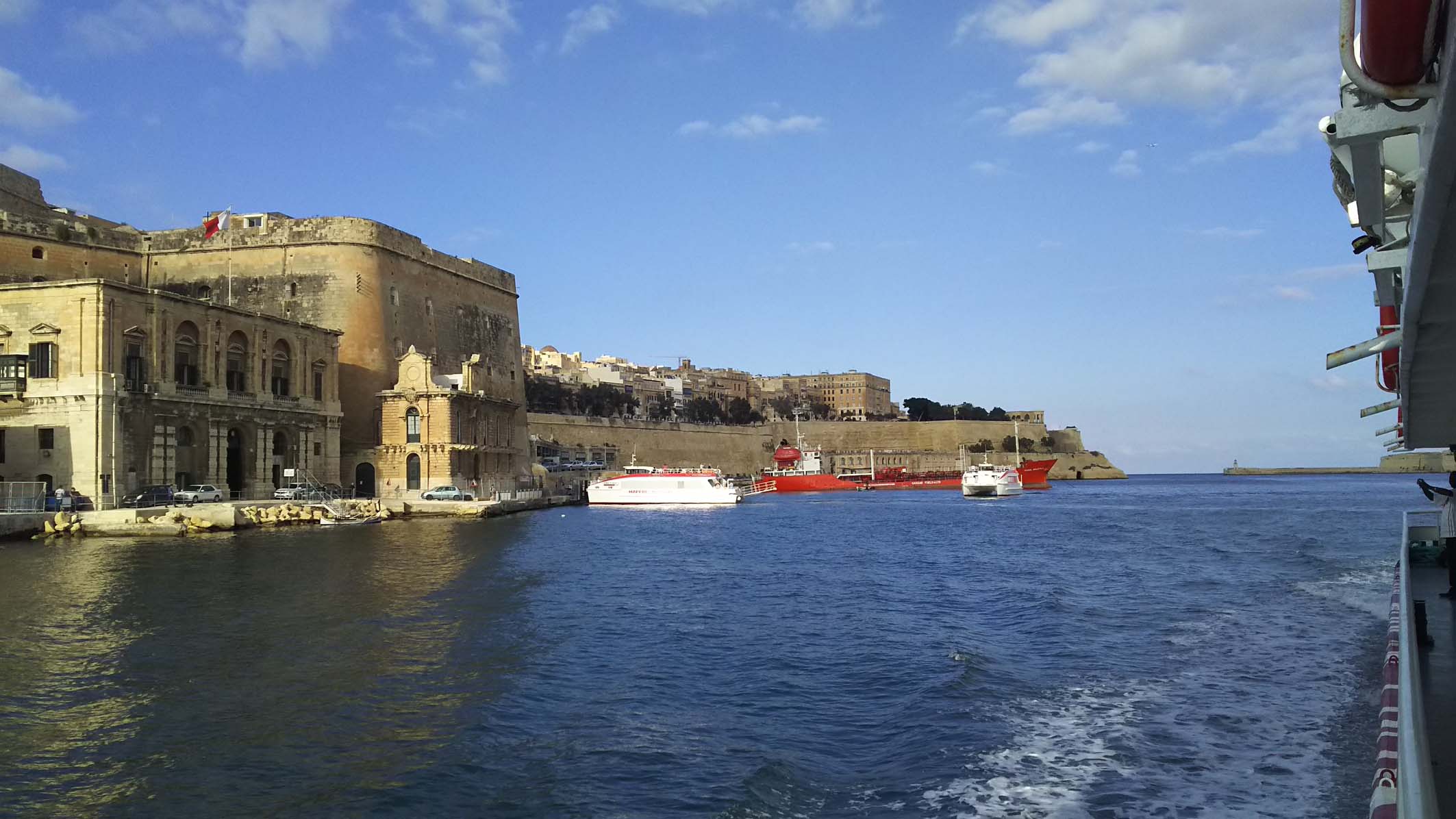 生簀の見学で乗った客船から見えるマルタ島の旧市街