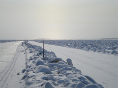 東シベリアにおける凍結河川上の冬道路(2009年3月撮影