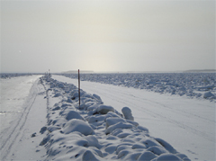 東シベリアにおける凍結河川上の冬道路(2009年3月撮影)